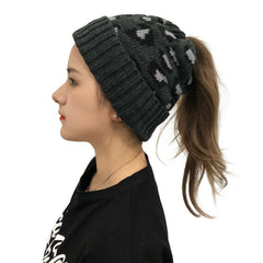 Damska Czapka z Dziurą na Kucyk – Zimowa Beanie Leopard, Miękka Dzianina – Szara