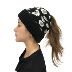 Damska Czapka z Dziurą na Kucyk – Zimowa Beanie Leopard, Miękka Dzianina – Czarna