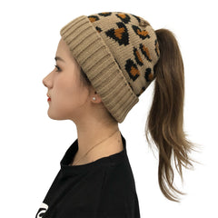 Damska Czapka z Dziurą na Kucyk – Zimowa Beanie Leopard, Miękka Dzianina – Karmelowa