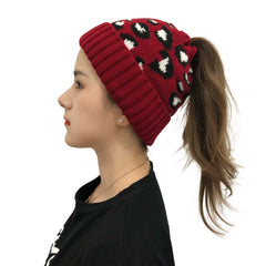 Damska Czapka z Dziurą na Kucyk – Zimowa Beanie Leopard, Miękka Dzianina – Czerwona